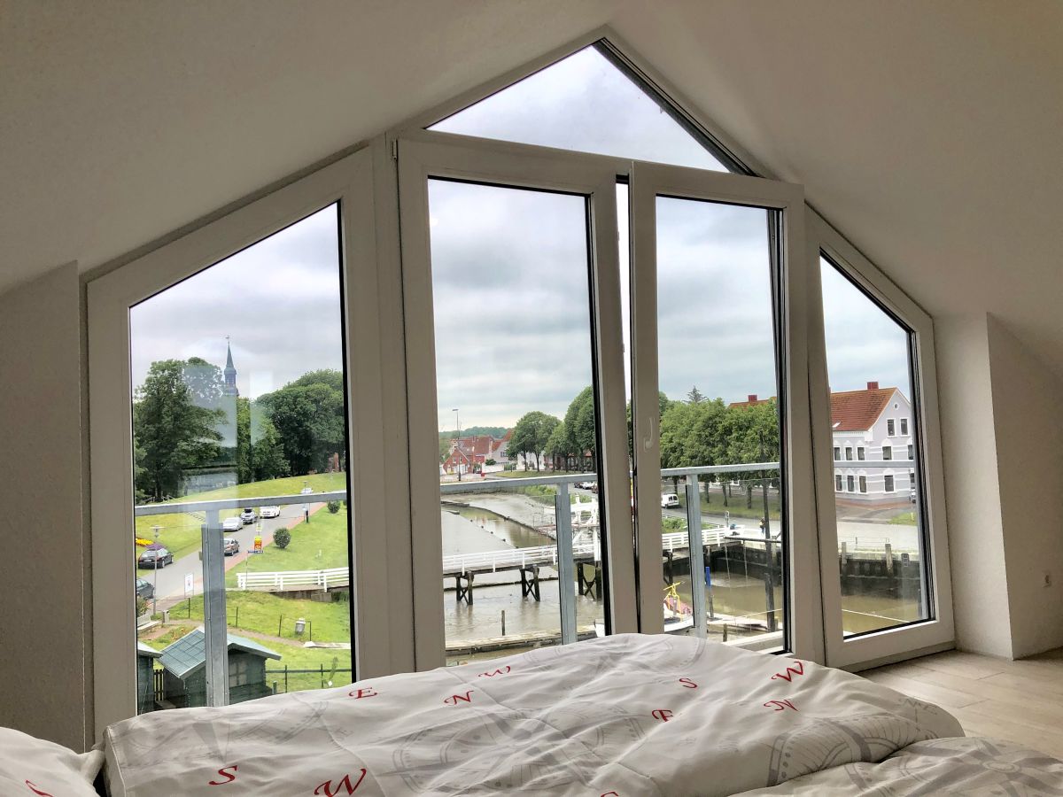 ausblick-vom-bett-auf-balkon-und-hafen-es-ist-ebbe