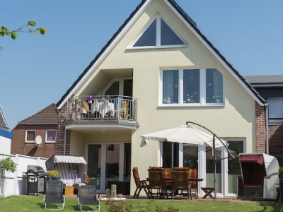 blick-vom-garten-auf-ihre-terrasse