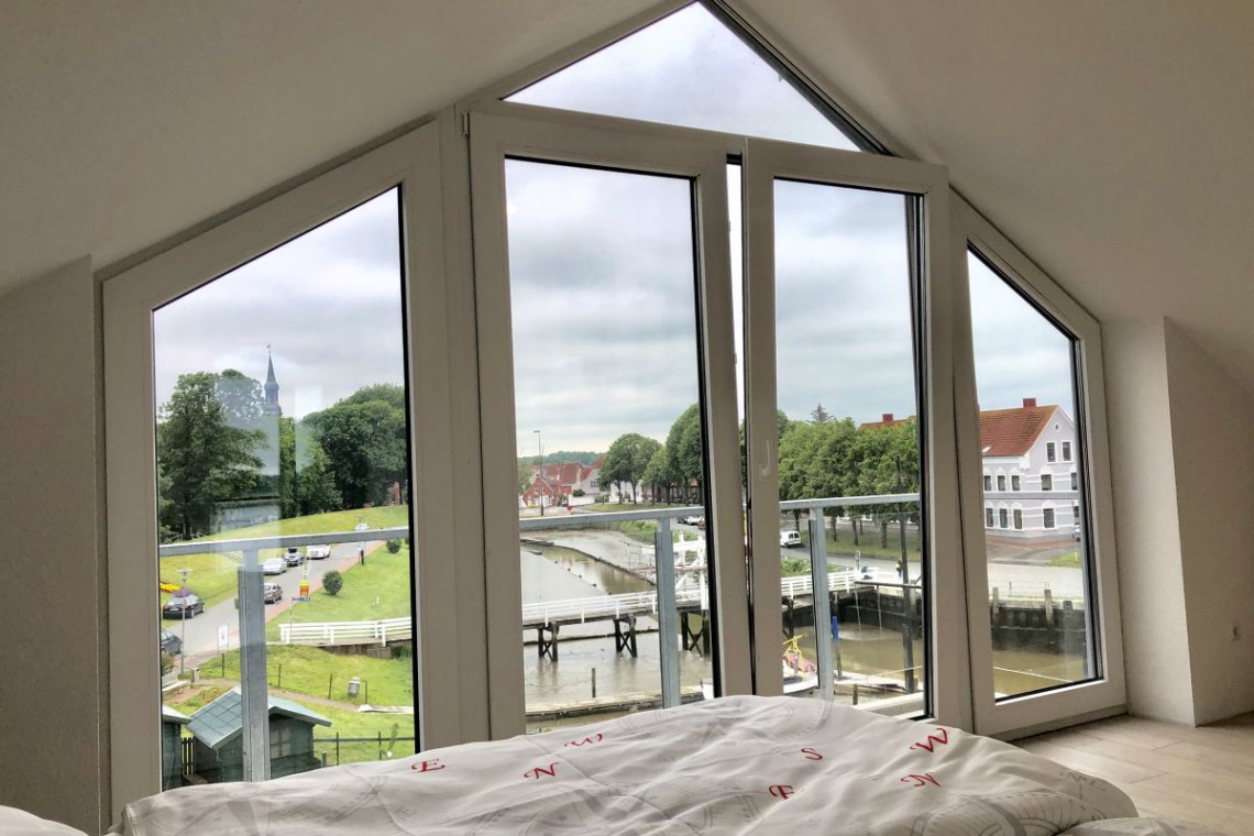 ausblick-vom-bett-auf-balkon-und-hafen-es-ist-ebbe